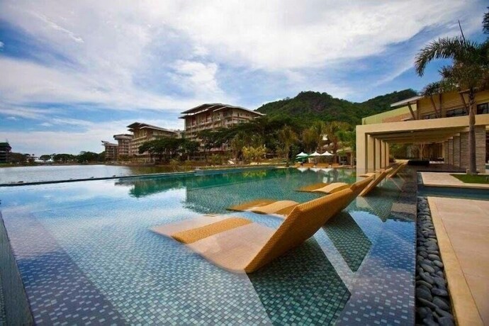 Imagen de la piscina del Hotel Pico De Loro Hamilo Coast Guest House. Foto 27