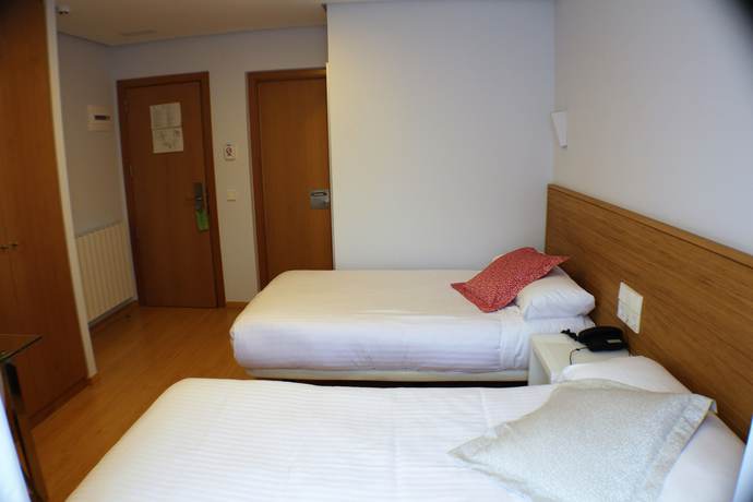 Imagen de la habitación del Hotel Picos De Europa, Santander. Foto 7