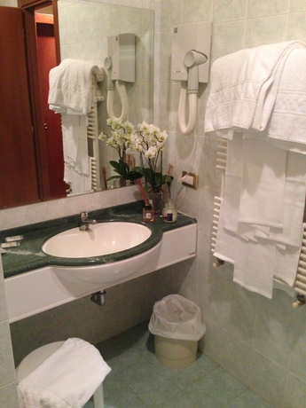 Imagen de la habitación del Hotel Piero Della Francesca. Foto 10