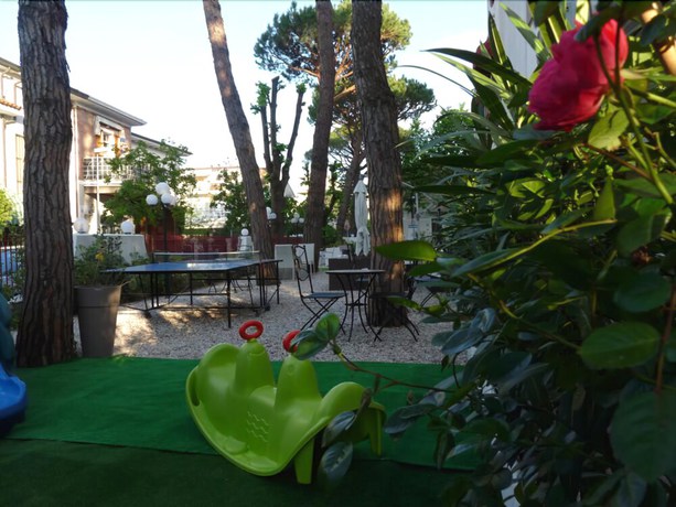 Imagen de los exteriores del Hotel Pierre Riccione. Foto 9