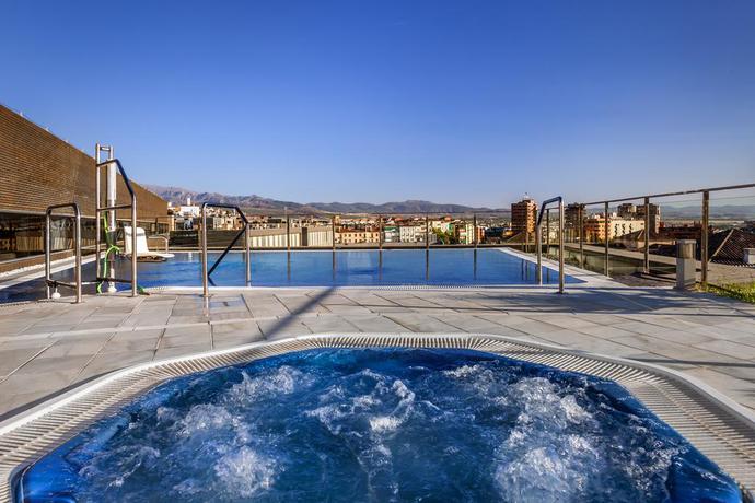 Imagen de la piscina del Hotel Pierre & Vacances Granada. Foto 9
