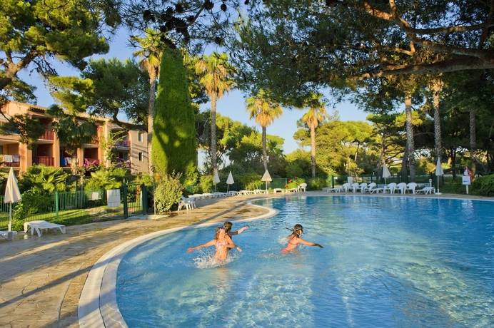 Imagen de la piscina del Hotel Pierre and Vacances Residence La Pinede. Foto 15