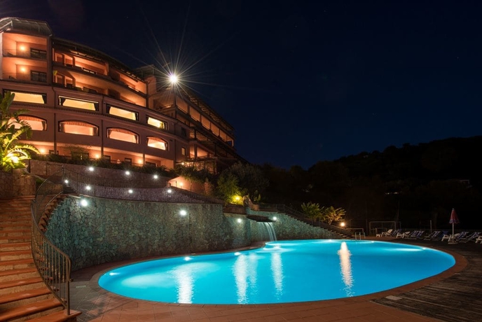 Imagen de la piscina del Hotel Pietre Rosse Residence Club Palinuro. Foto 14