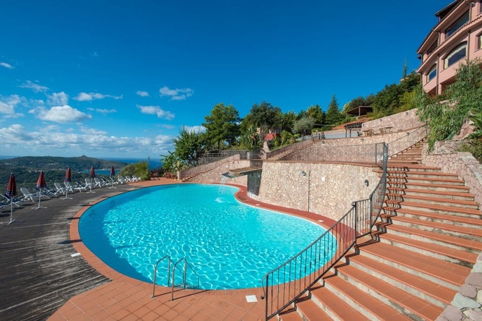 Imagen de la piscina del Hotel Pietre Rosse Residence Club Palinuro. Foto 15
