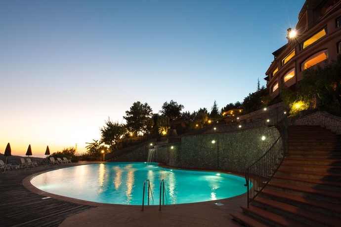 Imagen de la piscina del Hotel Pietre Rosse Residence Club Palinuro. Foto 16