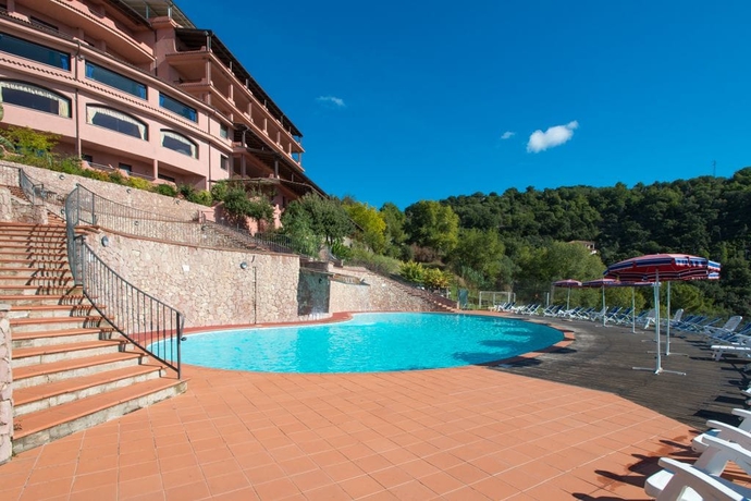 Imagen de la piscina del Hotel Pietre Rosse Residence Club Palinuro. Foto 17