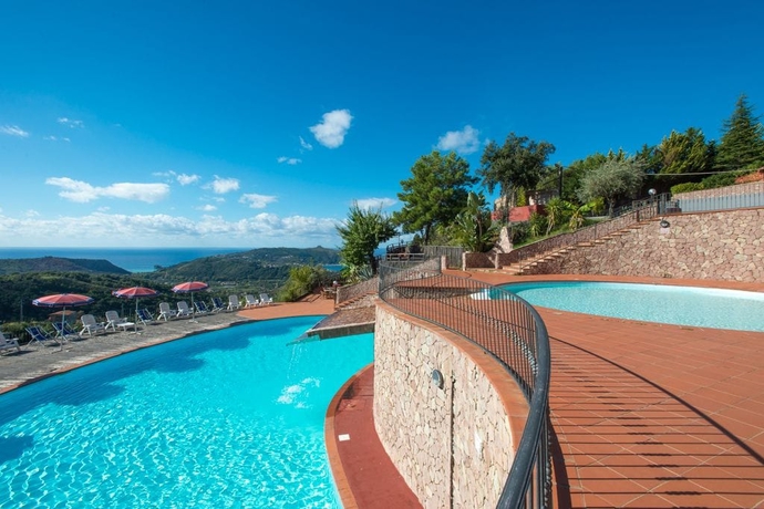 Imagen de la piscina del Hotel Pietre Rosse Residence Club Palinuro. Foto 18