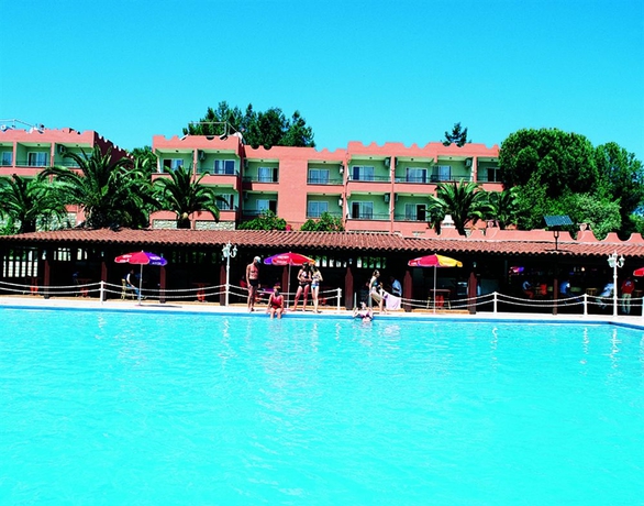 Imagen de la piscina del Hotel Pigale Beach Resort. Foto 10