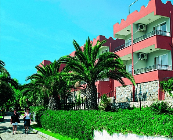 Imagen de los exteriores del Hotel Pigale Beach Resort. Foto 8