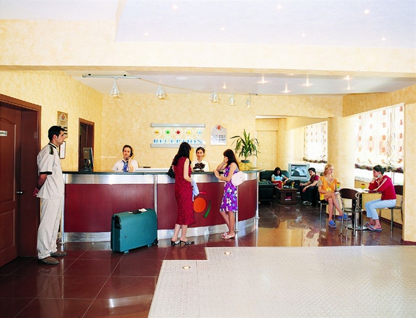 Imagen de los interiores del Hotel Pigale Beach Resort. Foto 9