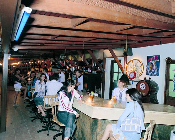Imagen del bar/restaurante del Hotel Pigale Beach Resort. Foto 4