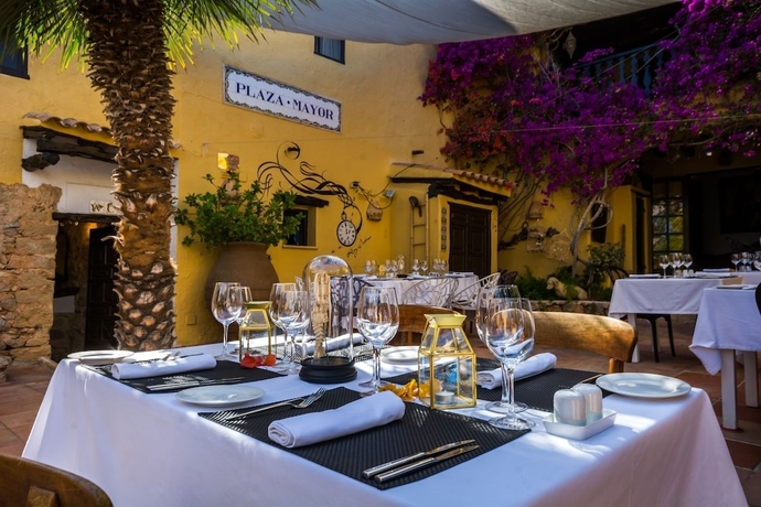 Imagen del bar/restaurante del Hotel Pikes Ibiza - Adults Only. Foto 3