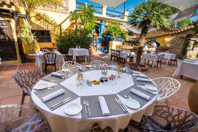 Imagen del bar/restaurante del Hotel Pikes Ibiza - Adults Only. Foto 4