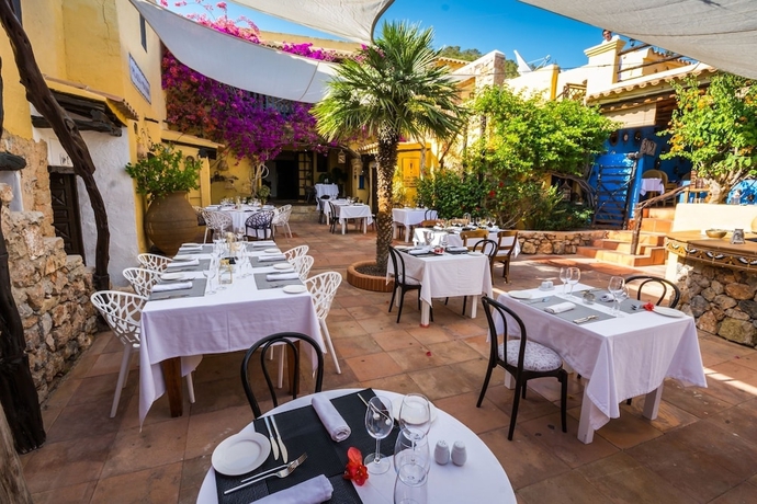 Imagen del bar/restaurante del Hotel Pikes Ibiza - Adults Only. Foto 5