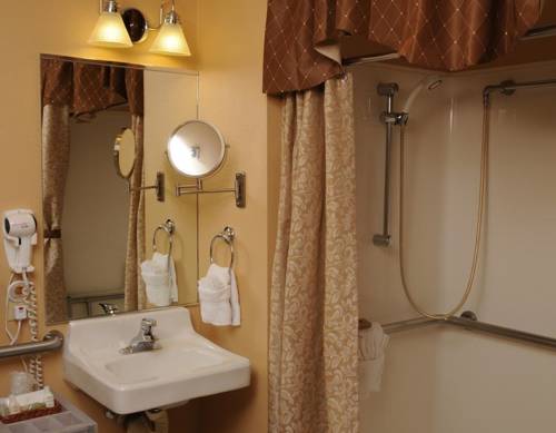 Imagen de la habitación del Hotel Pike's Waterfront Lodge. Foto 5