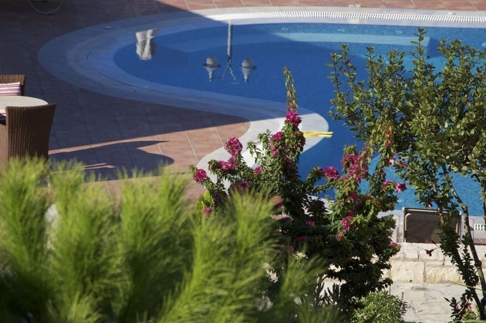 Imagen de los exteriores del Hotel Pilot's Villas Luxury Suites. Foto 6