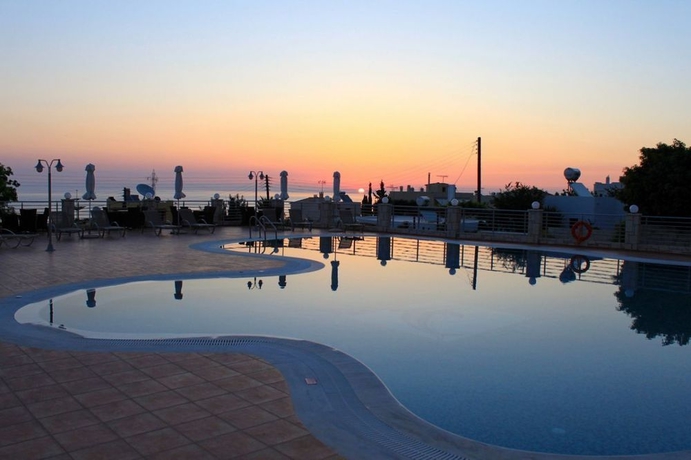 Imagen de la piscina del Hotel Pilot's Villas Luxury Suites. Foto 13