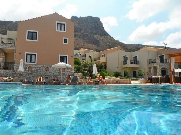 Imagen de la piscina del Hotel Pilot's Villas Luxury Suites. Foto 15