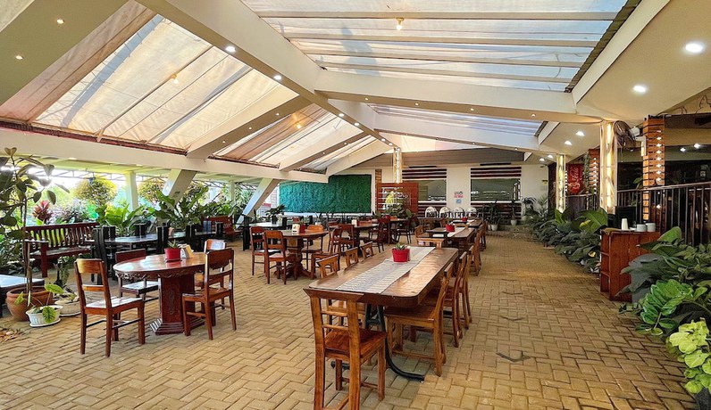 Imagen del bar/restaurante del Hotel Pina Colina. Foto 4