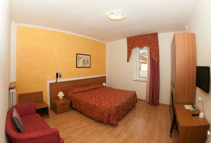Imagen de la habitación del Hotel Pinamonte. Foto 17