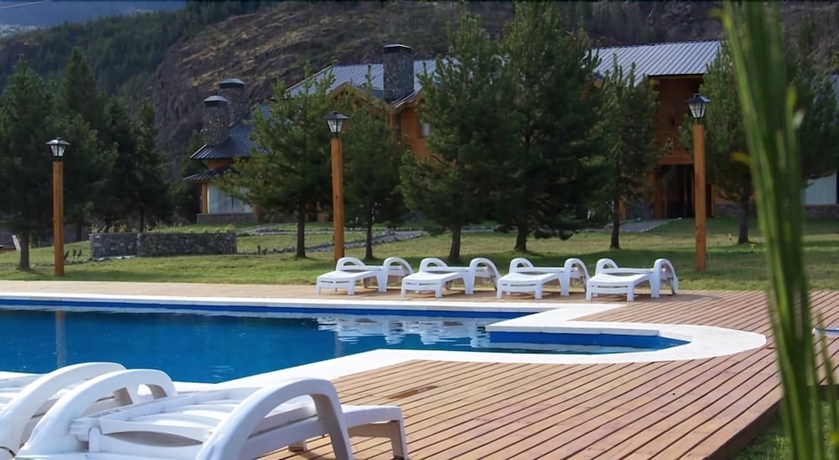 Imagen de la piscina del Hotel Pinares Del Epuyen. Foto 19