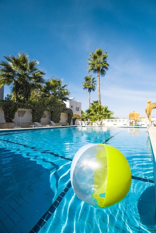 Imagen de la piscina del Hotel Pine Bay. Foto 15