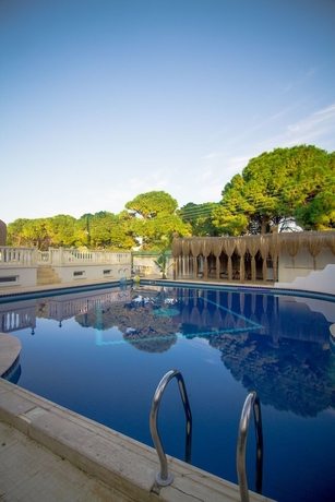 Imagen de la piscina del Hotel Pine Bay. Foto 16