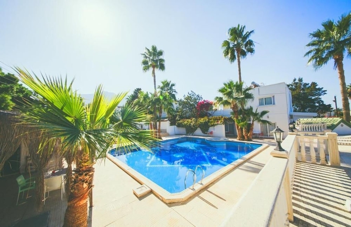 Imagen de la piscina del Hotel Pine Bay. Foto 17