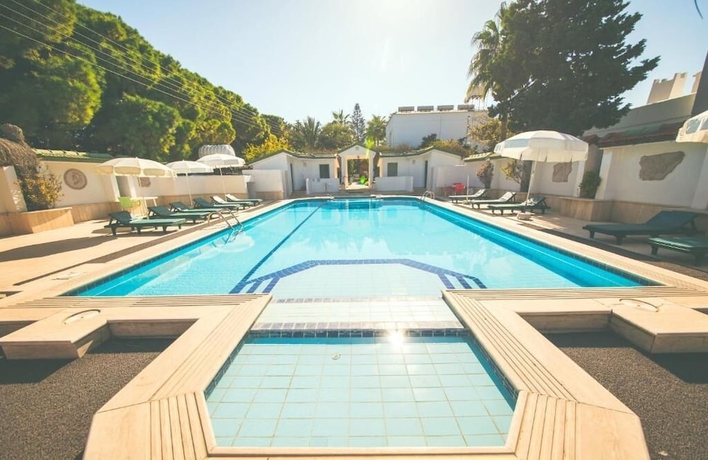Imagen de la piscina del Hotel Pine Bay. Foto 19