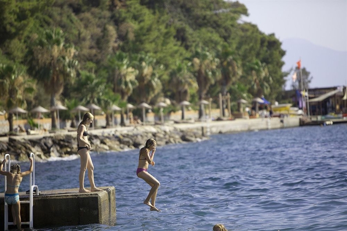 Imagen de los exteriores del Hotel Pine Bay Holiday Resort. Foto 9