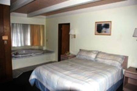 Imagen de la habitación del Hotel Pine Beach Inn. Foto 8