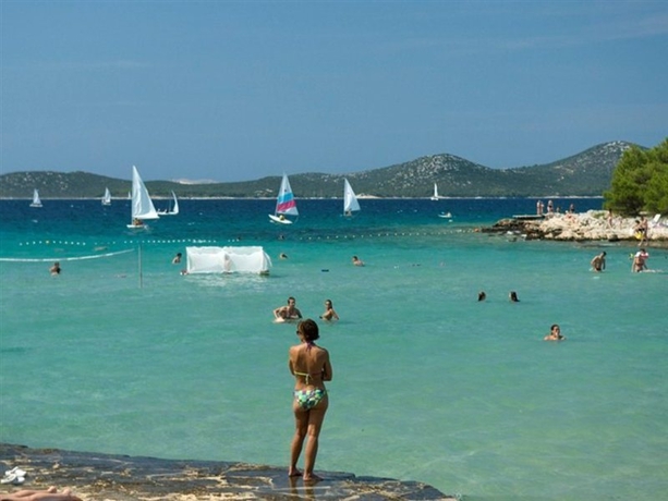 Imagen general del Hotel Pine Beach Pakostane Eco Resort. Foto 13