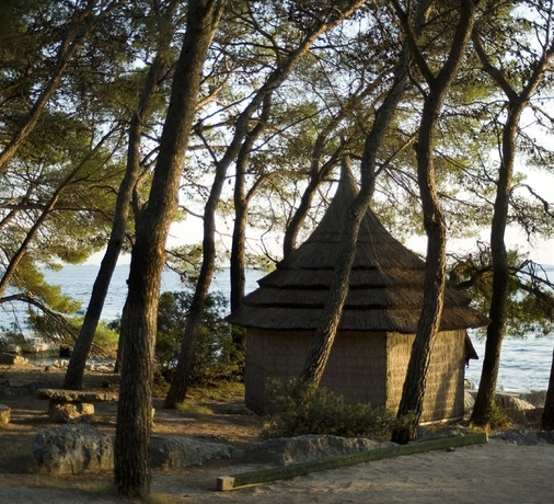 Imagen de los exteriores del Hotel Pine Beach Pakostane. Foto 13