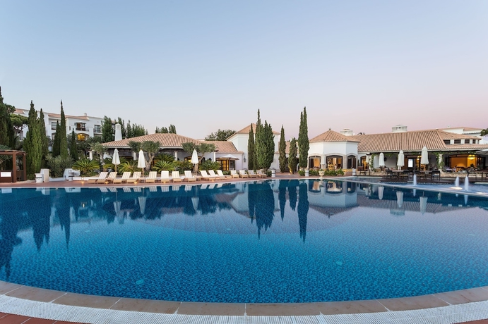 Imagen de la piscina del Hotel Pine Cliffs Residence. Foto 19