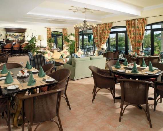 Imagen del bar/restaurante del Hotel Pine Cliffs Suites. Foto 2