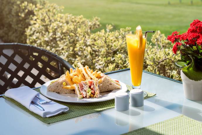 Imagen del bar/restaurante del Hotel Pine Cliffs Suites. Foto 3