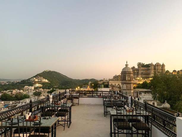 Imagen del bar/restaurante del Hotel Pine Haveli - An Exquisite Heritage Stay. Foto 5