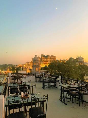 Imagen del bar/restaurante del Hotel Pine Haveli - An Exquisite Heritage Stay. Foto 6