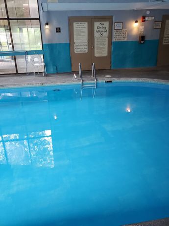 Imagen de la piscina del Hotel Pine Lake Resort and Banquets. Foto 16
