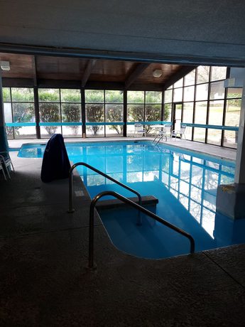Imagen de la piscina del Hotel Pine Lake Resort and Banquets. Foto 17