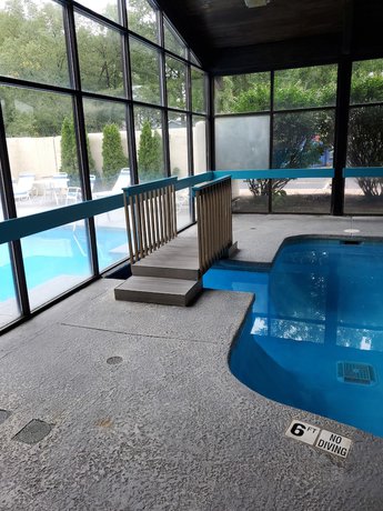 Imagen de la piscina del Hotel Pine Lake Resort and Banquets. Foto 18