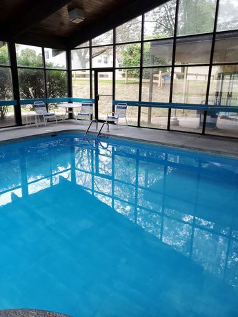 Imagen de la piscina del Hotel Pine Lake Resort and Banquets. Foto 19