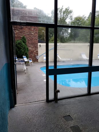 Imagen de la piscina del Hotel Pine Lake Resort and Banquets. Foto 20