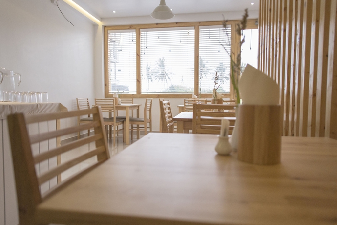 Imagen del bar/restaurante del Hotel Pine Lodge. Foto 3