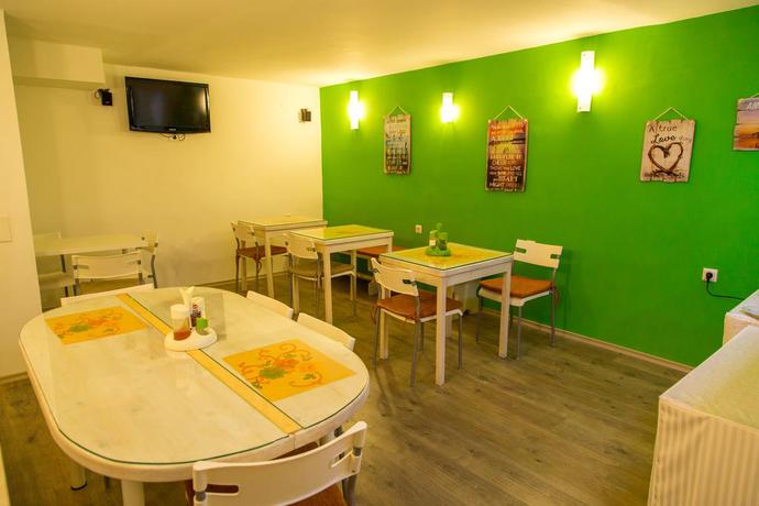 Imagen del bar/restaurante del Hotel Pine, SKOPJE. Foto 2