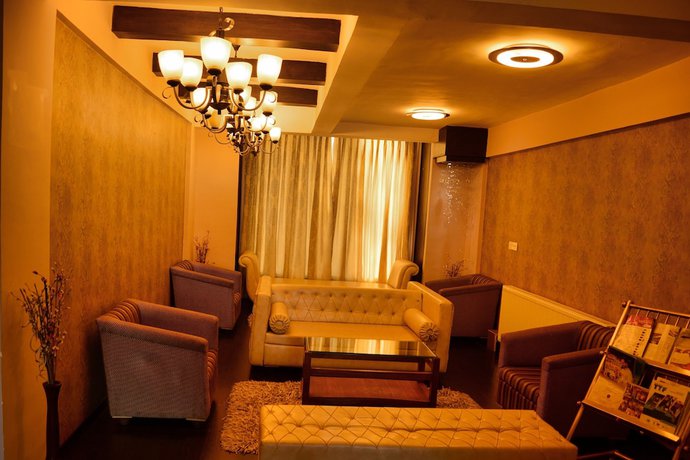 Imagen de los interiores del Hotel Pine Spring Resort Gulmarg. Foto 18