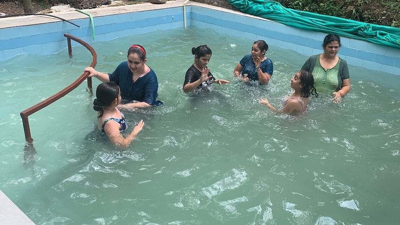 Imagen de la piscina del Hotel Pine Trails Jungle Camp. Foto 15