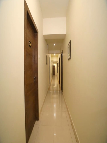 Imagen de los interiores del Hotel Pine Tree, Rajkot. Foto 12