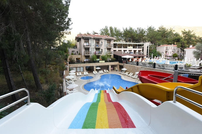 Imagen de la piscina del Hotel Pine Valley. Foto 13