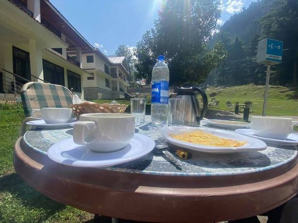 Imagen del bar/restaurante del Hotel PinePark Lake Luxury Resort Naran. Foto 2